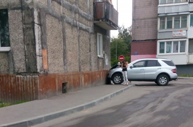 На ул. Иванихиной в Калининграде внедорожник въехал в дом