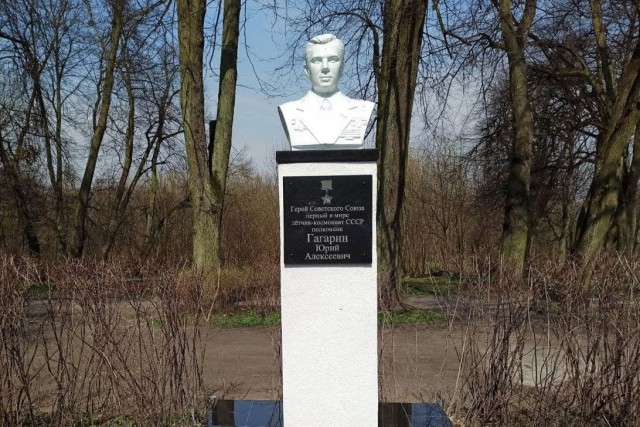 В парке на улице Киевской в Калининграде установили бюст Юрия Гагарина