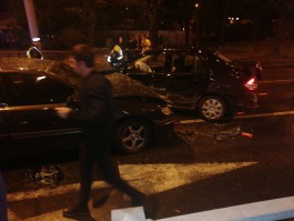 Ночью в центре Калининграда столкнулись три автомобиля: есть пострадавшие