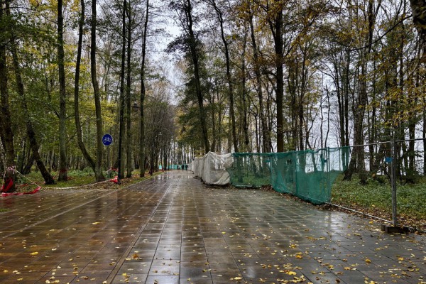 «Тропинки над морем»: в Светлогорске завершают благоустройство новой части парка «Времена года» (фото)