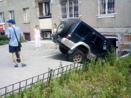 На ул. Громовой в Калининграде внедорожник съехал в подвал жилого дома