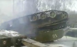 Очевидцы: В Черняховске при погрузке на трал перевернулась самоходная артустановка (видео)