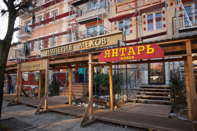 «Ганза под рекламой»: бизнесу дали два месяца привести в порядок вывески на Ленинском проспекте (фото)