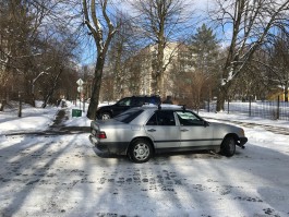 На улице Пацаева в Калининграде «Лексус» врезался в дерево после столкновения с «Мерседесом» (фото)