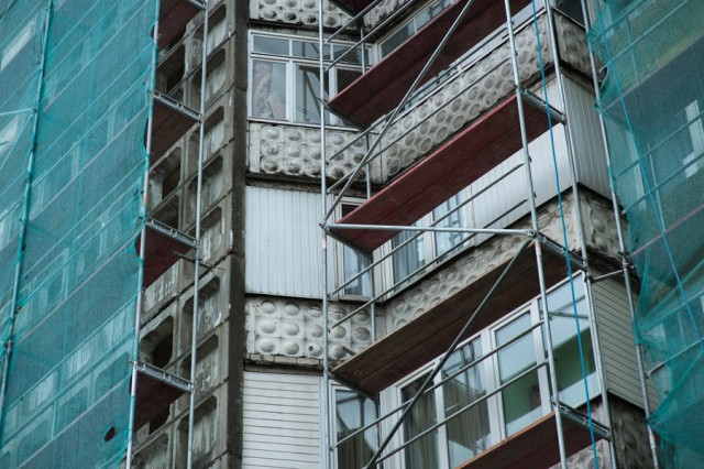 При падении из окна десятого этажа в Калининграде погиб 36-летний мужчина