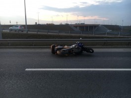 На Южном обходе мотоцикл врезался в ограждение и опрокинулся: водитель госпитализирован