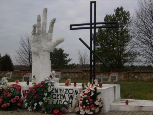 В Польше на советском кладбище разбили более 50 надгробий