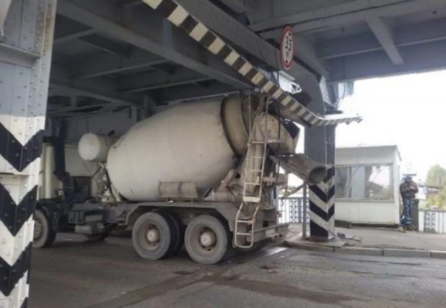 В Калининграде закрыли Двухъярусный мост из-за застрявшей бетономешалки