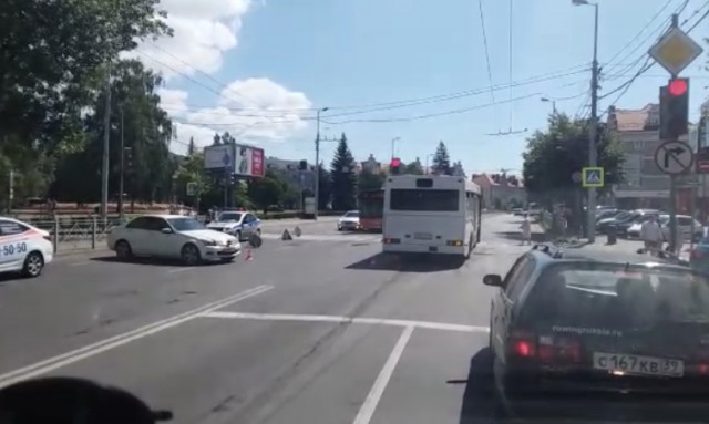 Из-за ДТП с автобусом перекрыта часть улицы Театральной в Калининграде