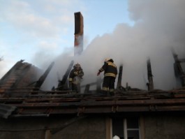В Зеленоградске 14 пожарных тушили горящую крышу жилого дома