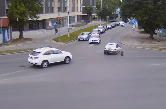 «Велосипедисты, колесо и байкер»: «Безопасный город» опубликовал очередную подборку ДТП в Калининграде (видео)