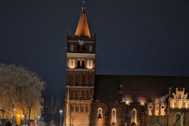 «С подсветкой и обновлённым шпилем»: на кирхе в центре Правдинска завершили ремонт смотровой площадки 