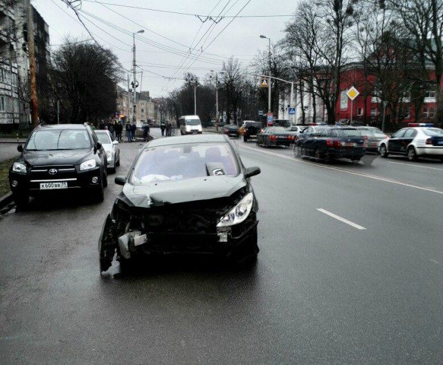 Очевидцы: Водитель «Пежо» сбежал с места аварии на проспекте Мира в Калининграде (фото)