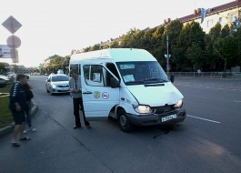 Очевидец: На Ленинском проспекте маршрутка попала в ДТП, пострадали два человека