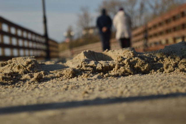 В Янтарном поднимают часть променада для защиты от песка