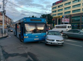 На площади Победы столкнулись рейсовый автобус и легковушка (фото) (фото)