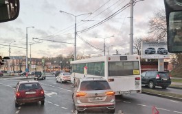 В центре Калининграда произошло две аварии с автобусами: движение затруднено
