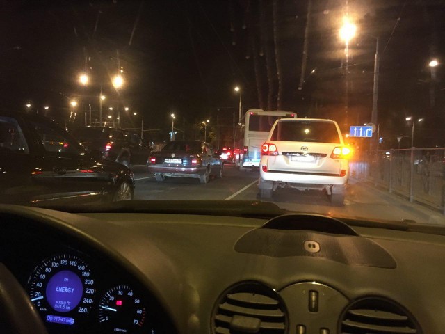 Наглые водители усугубляют пробки на подъезде к кольцу на площади Василевского