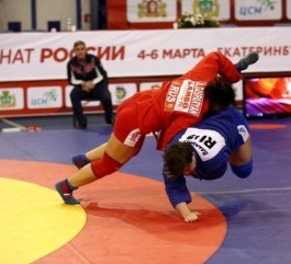 Анжела Гаспарян атакует соперницу в финале чемпионата 
