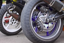 На Куршской косе оштрафовали мотоциклистов за езду по побережью