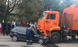 На улице Озёрной в Калининграде «Фольксваген» врезался в «Камаз»: есть пострадавший
