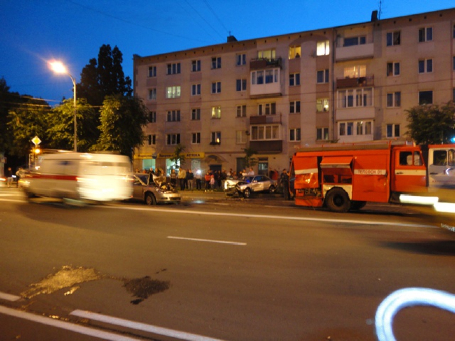 На ул. Невского в Калининграде пожарная машина столкнулась с несколькими автомобилями (фото)