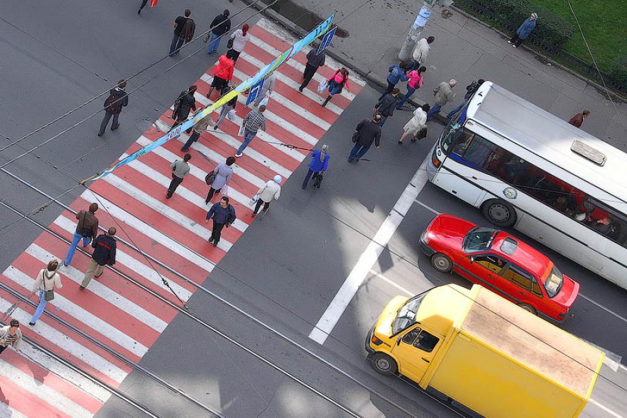 На Московском и Гвардейском проспектах затруднено движение из-за нанесения разметки