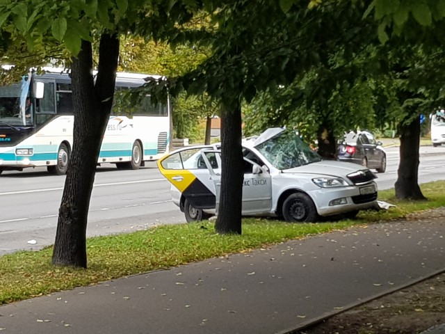 На улице Невского в Калининграде такси врезалось в дерево