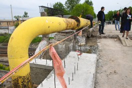 «Что хотите с ним делайте»: газопровод тормозит ремонт моста на аллее Смелых (фото, видео)