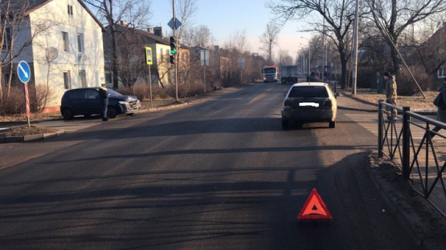 В Калининграде «Хёндай» врезался в «Фольксваген»: пострадали два девятилетних ребёнка