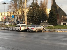 На Советском проспекте в Калининграде после столкновения две машины врезались в ограждение (видео)