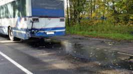 В Калининграде машина врезалась в автобус на остановке: пострадала 48-летняя женщина
