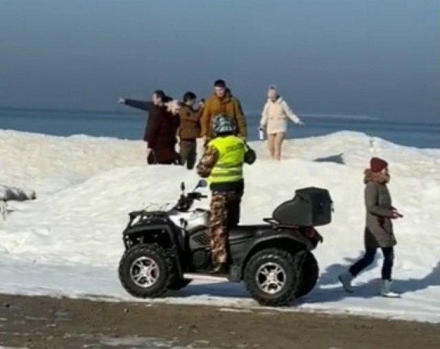 «Покиньте лёд»: как спасатели патрулируют зеленоградское побережье