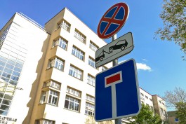 В центре Калининграда начали монтаж «европейских» дорожных знаков (фото)