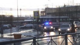На Сельме в Калининграде пассажирский автобус врезался в забор и перегородил часть дороги