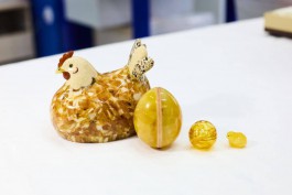 В Калининградской области создали необычную курицу-матрёшку из янтаря (фото)
