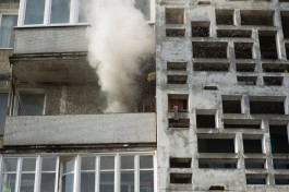 В центре Калининграда загорелась захламлённая квартира: пострадала женщина (фото)