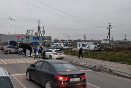 На улице Шатурской в Васильково автомобиль снёс металлические ограждения и светофор