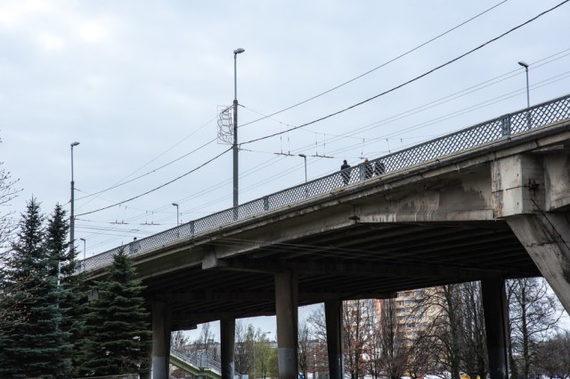 В Калининграде с четверга перекроют часть эстакадного моста из-за повреждённой балки