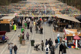 &laquo;Яркие флажки, концерты и печёный ананас&raquo;: на острове Канта в Калининграде открылась весенняя ярмарка (фото)