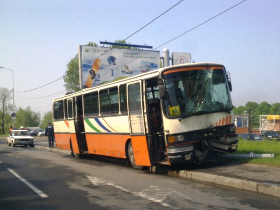 На ул. Невского в Калининграде автобус c детьми врезался в столб (фото)