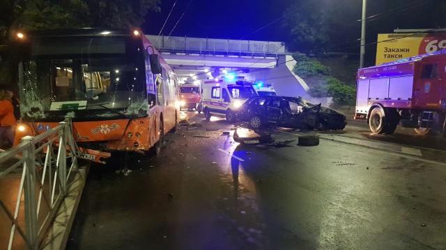 На улице Киевской в Калининграде «Ауди» на большой скорости врезался в пассажирский автобус