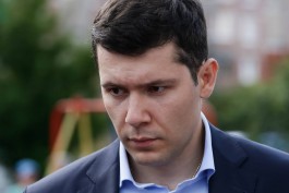 «Обезьяны рушат»: Алиханов возмутился испорченным смотровым стеклом на Деревянном мосту