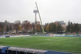 На стадионе «Балтика» в Калининграде начали менять 56-летние вышки освещения (фото)