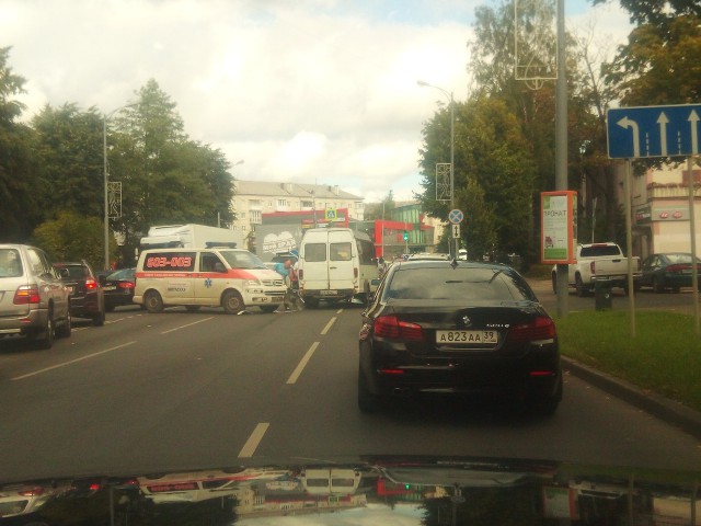 На повороте к БСМП в Калининграде столкнулись машина скорой помощи и микроавтобус
