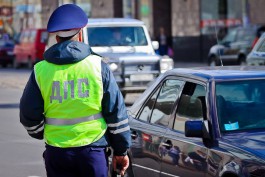 На Ленинском проспекте в Калининграде таксист из Дагестана угрожал пистолетом водителю «Ауди»