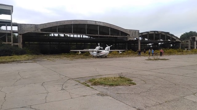 На заброшенный аэродром на Балтийской косе приземлился самолёт-амфибия