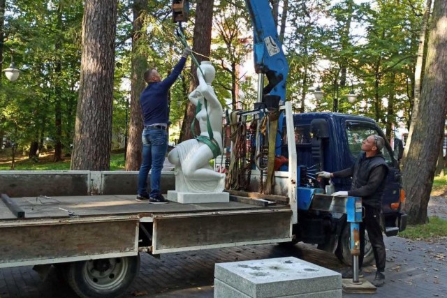 Автор копии «Несущей воду» из парка в Светлогорске переделает скульптуру за свой счёт