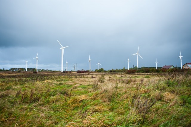 Штормовой ветер на 20% снизил стоимость электричества в Прибалтике