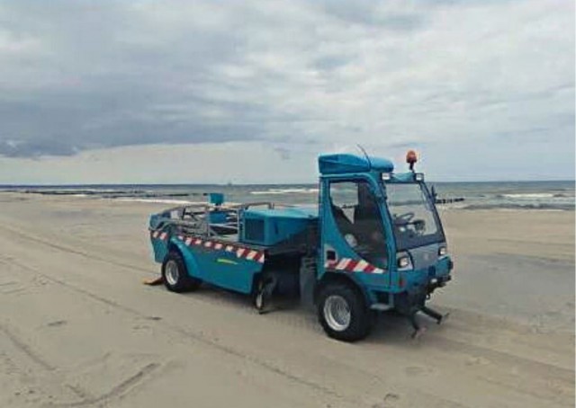 Пляж в Зеленоградске начали очищать специальной техникой